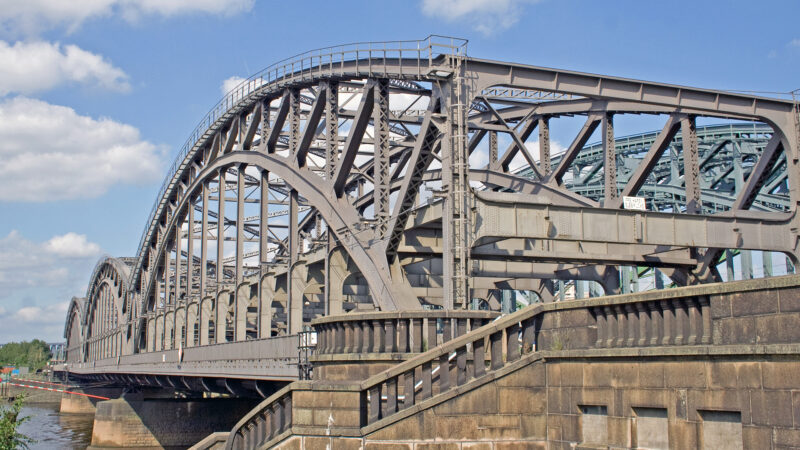 Die Freihafenelbbrücke bei Tageslicht