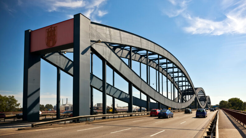 Die Neue Elbbrücke bei Tag mit dem Autobahnabschnitt davor