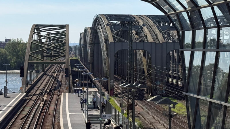 Sicht auf Bahngleise und Bahnsteige der Eisenbahnbrücken